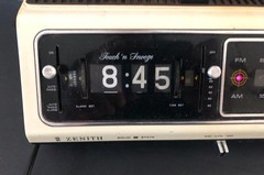 Vintage 1970&rsquo;s Zenith Model F462W2 Flip Clock AM/FM Radio Alarm Rare Model