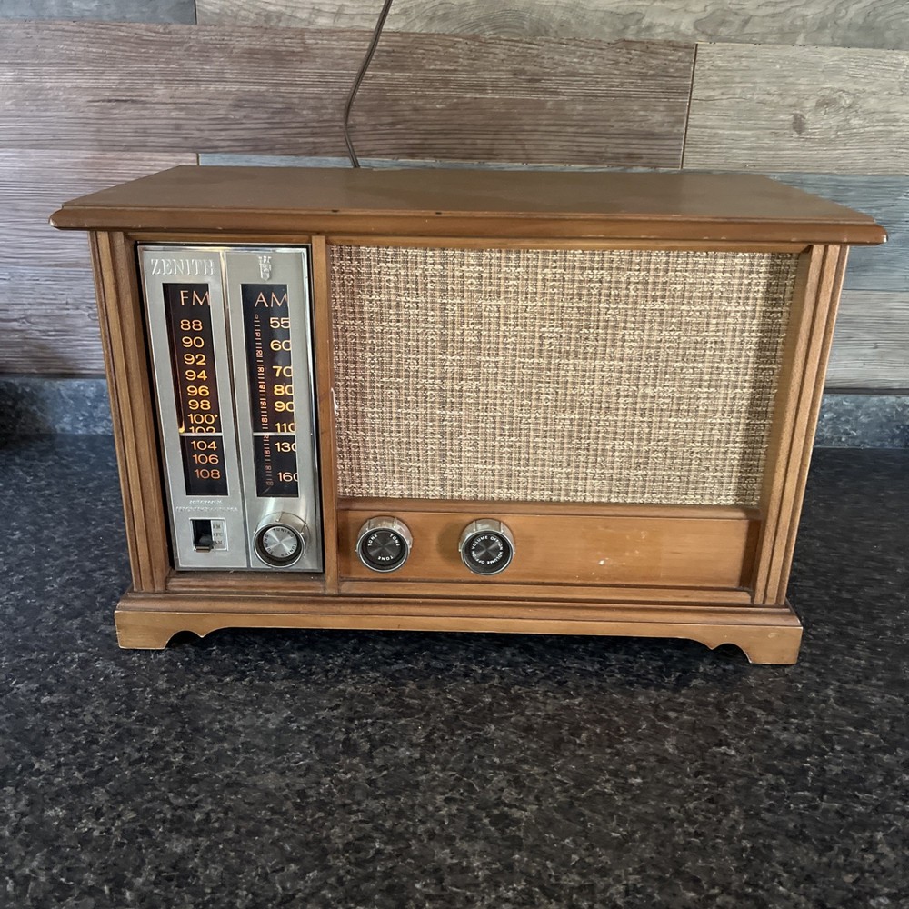 Zenith Long Distance Radio Model X334 AM/FM Radio: Powers ON
