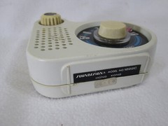 Vintage 1980&rsquo;s Sound Design white AM portable radio 1222C Hong Kong ( Works )