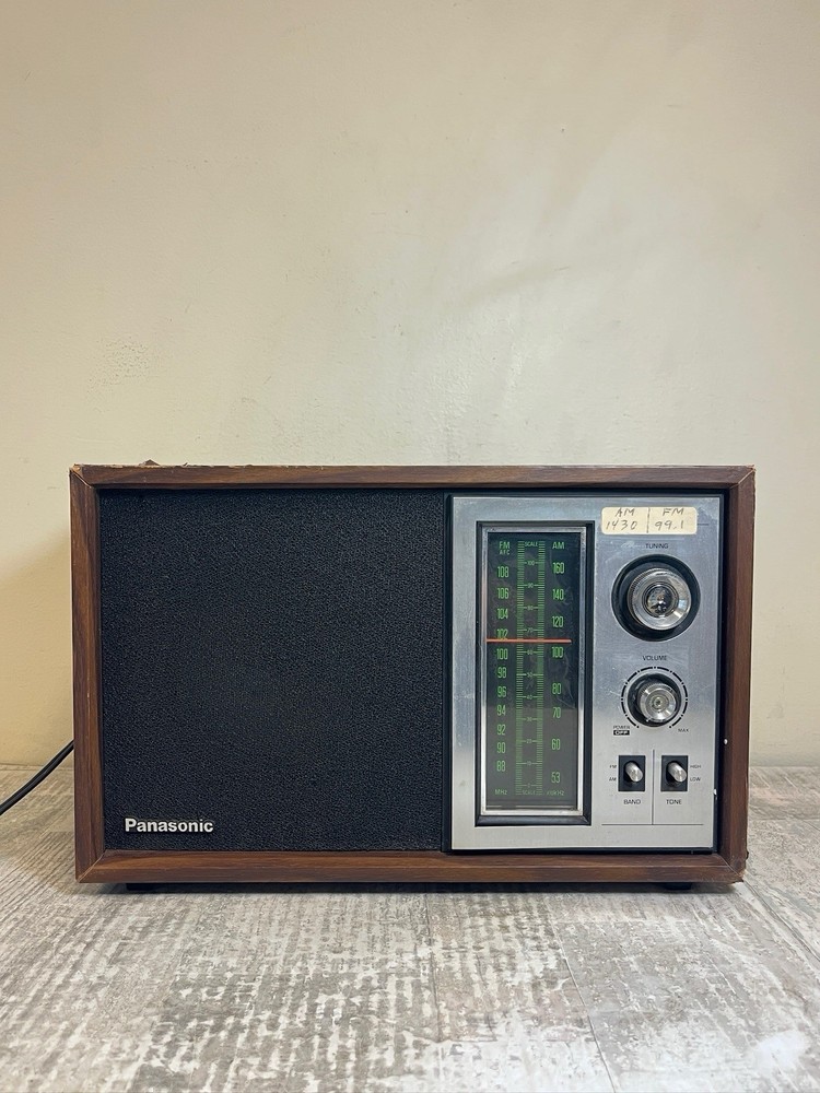 AM/FM RADIO Vintage Panasonic AM/FM Radio Model RE-6286 Works !