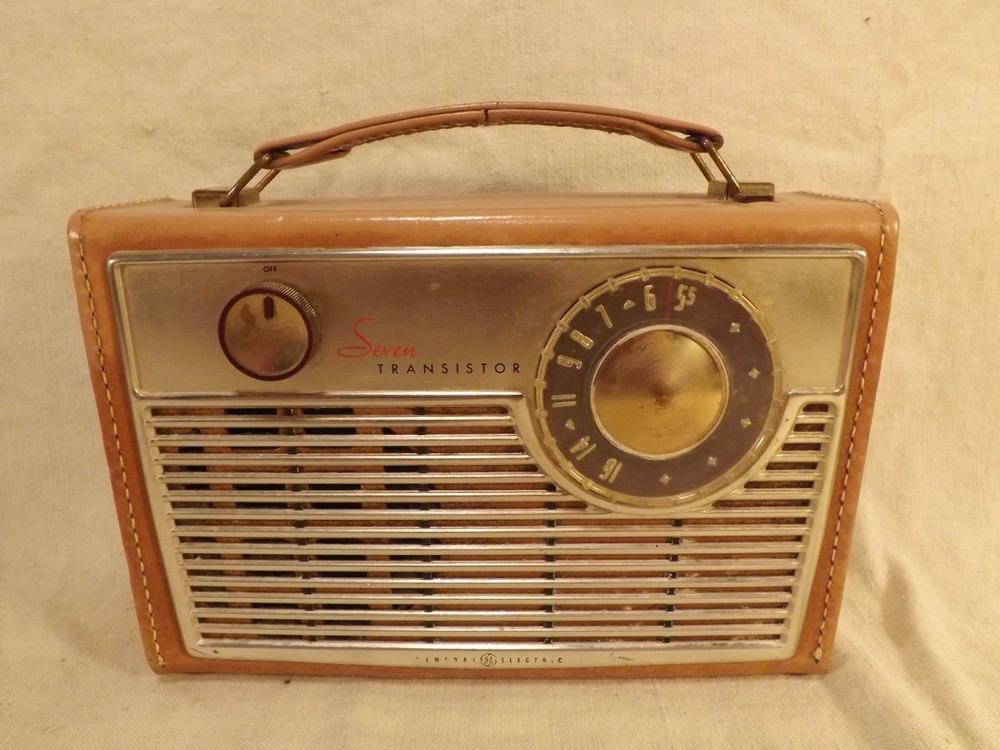 GE Transistor Radio In Leather Case P-776B USA UNTESTED