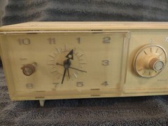 Zenith Hong Kong 60 Hz 12 Amp AM Solid State Alarm Clock Radio For Parts Vintage