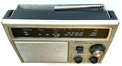 VINTAGE HITACHI KH-980H FM/AM/TV/WEATHER MULIT BAND PORTABLE RADIO AC/BATTERIES