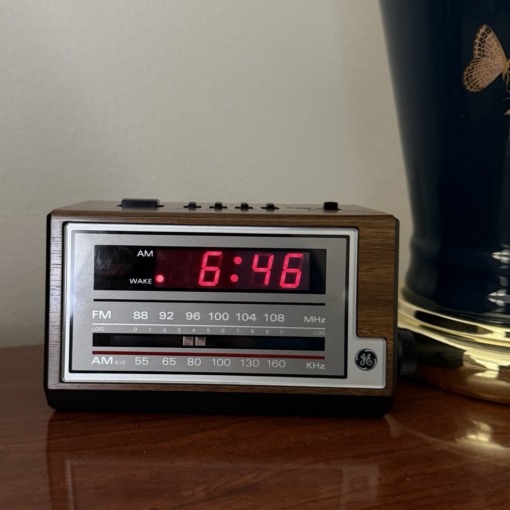 General Electric GE Vintage Alarm Clock AM/FM Radio Model 7-4601A with Woodgrain