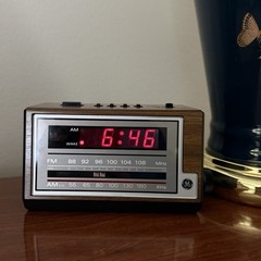 General Electric GE Vintage Alarm Clock AM/FM Radio Model 7-4601A with Woodgrain