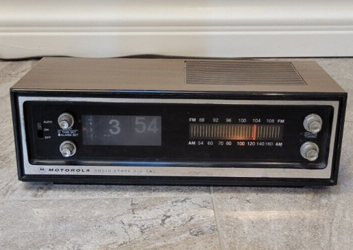 vtg MOTOROLA FLIP CLOCK TC 7HW AM/FM light Parts Only Rare *read *