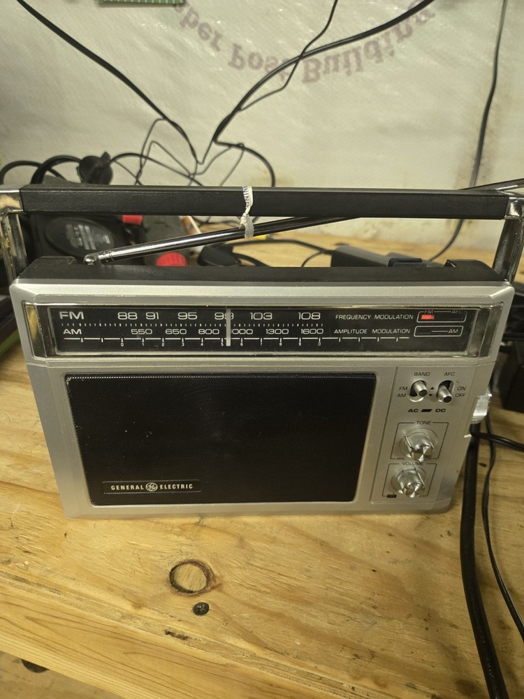 Vintage General Electric GE AM/FM Portable Radio Model 7-2850B Tested Works