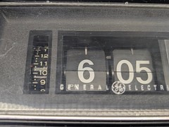 General Electric Radio Vintage C4331B Flip Clock AM FM Walnut Grain 70&rsquo;s READ
