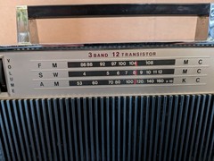 Vintage Candle VMS-1219 FM/AM/SW 3-Band 12 Transistor Portable Radio (Read)