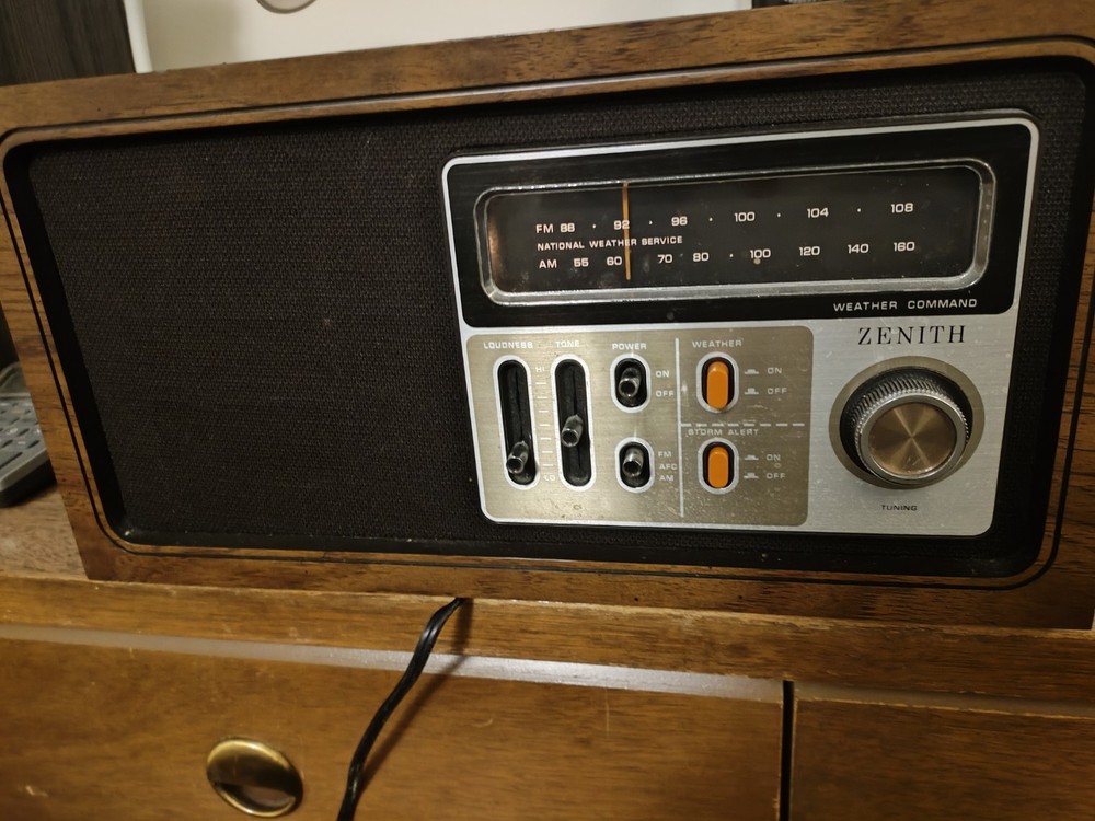 Zenith R425 FM/AM WB Weather Storm Alert Table Radio Tested Beautiful Condition