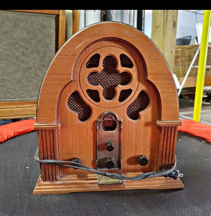 Thomas Collector&rsquo;s Edition 1932 Vintage Style Wooden Radio w/ Cassette Player