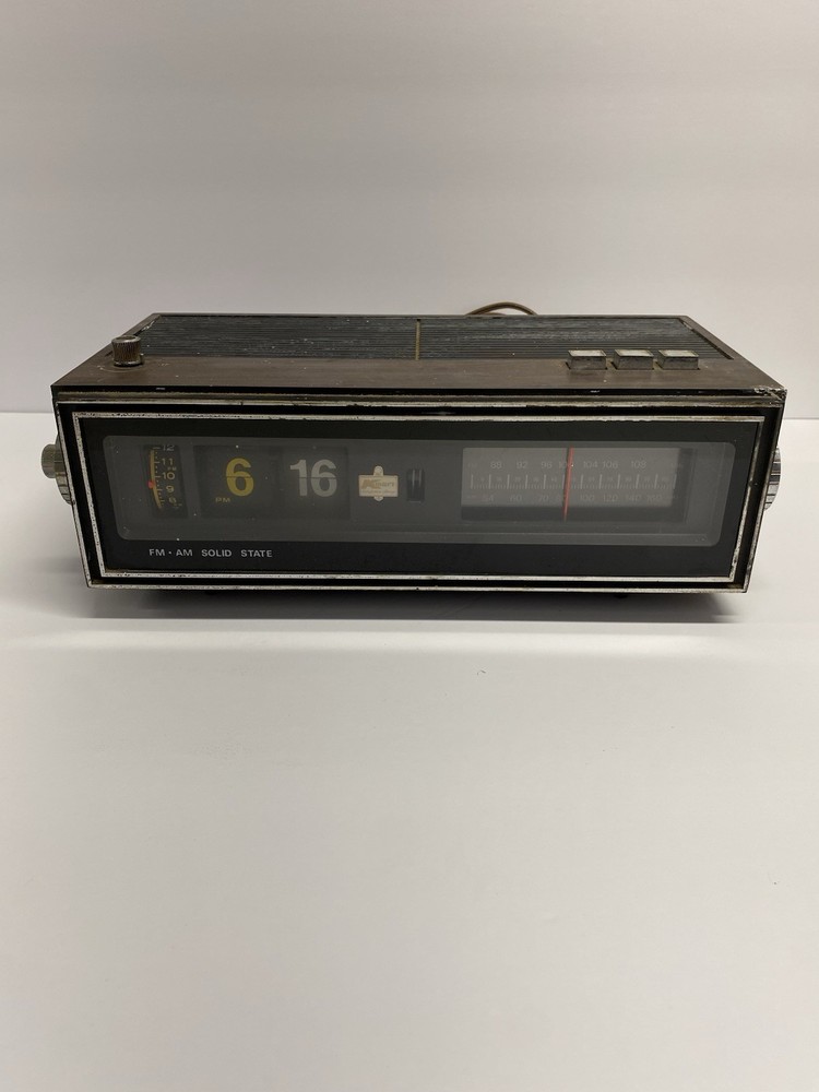 Kmart 30-26 Solid State AM/FM Flip Clock Alarm Radio For Parts