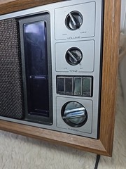 Magnavox Transistor Table Radio Model R434 AM/FM Powers On Needs Work See Video