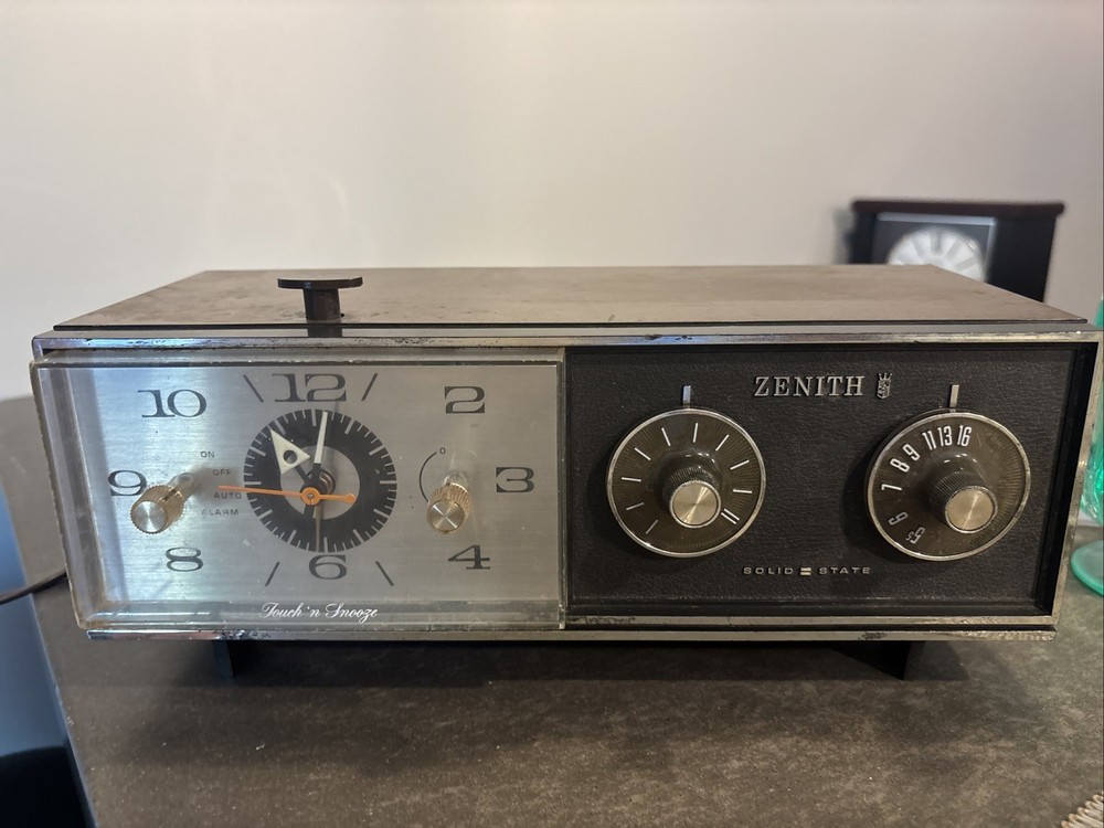 Vintage Zenith AM Clock Radio Wood Grain Touch n Snooze Hong Kong Model B266W