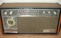 VINTAGE GENERAL ELECTRIC SOLID STATE AM/FM DUAL SPEAKER RADIO FOR PARTS/REPAIR