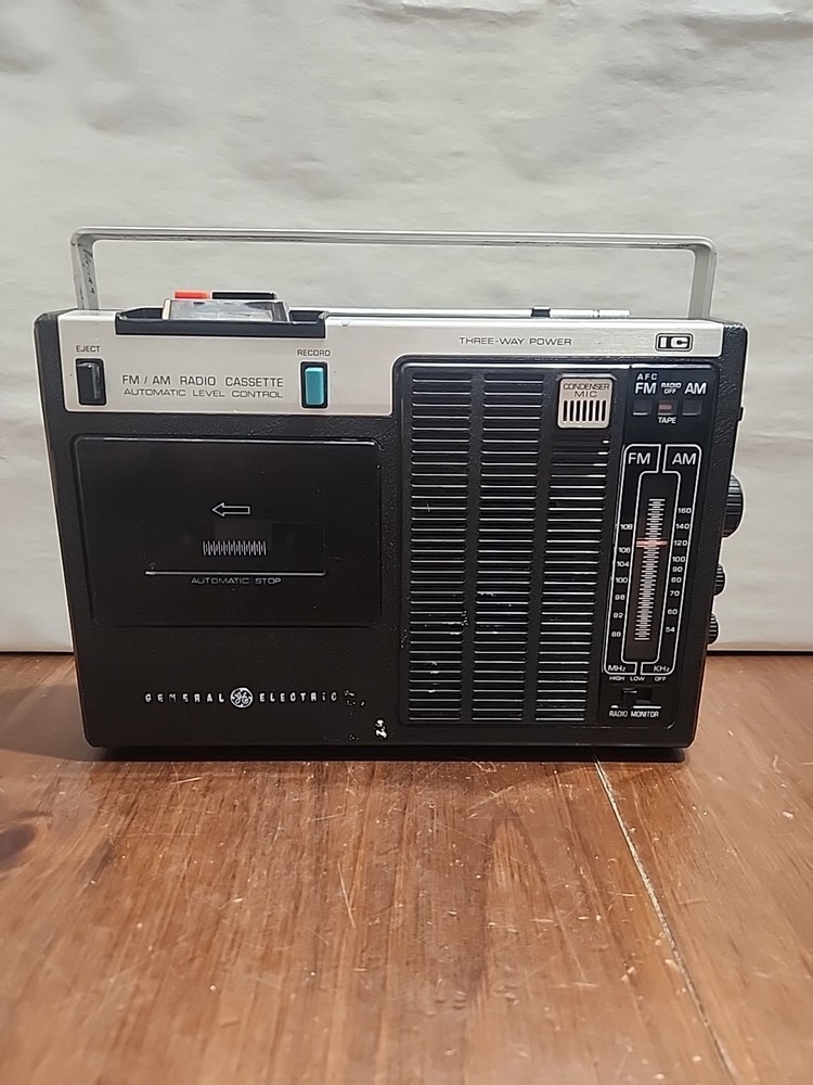 Vintage GE FM/AM Cassette Radio