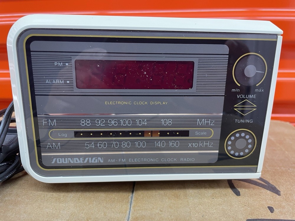 Soundesign AM/FM Electronic Clock Radio Model No 3639IVY