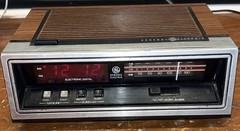 General Electric 7-4650J Walnut Grain AM/FM Digital Alarm Clock Radio WORKING