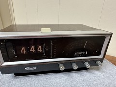 ZENITH C472W-3 Circle of Sound Flip Alarm Clock, AM/FM Radio AS IS Radio Works