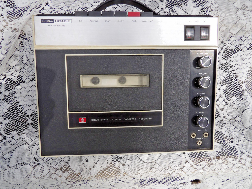 Vintage Radio cassete Hitachi *LevelMatic-Solid State* w/ speakers NEEDS BELT