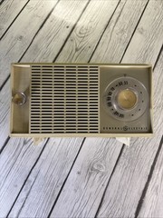 Vintage General Electric Tabletop Tube Radio Late 1950s or 1960s Sandalwood.