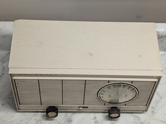 Vintage Motorola Tube Radio AM FM Model BT13AN Tabletop MCM Plastic Case
