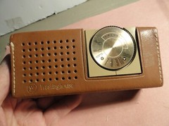VINTAGE WESTINGHOUSE AM TRANSISTOR RADIO MODEL H841P6 BEIGE / GOLD WITH CASE