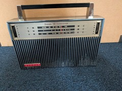 Vintage Candle VMS-1219 FM/AM/SW 3-Band 12 Transistor Portable Radio (Read)