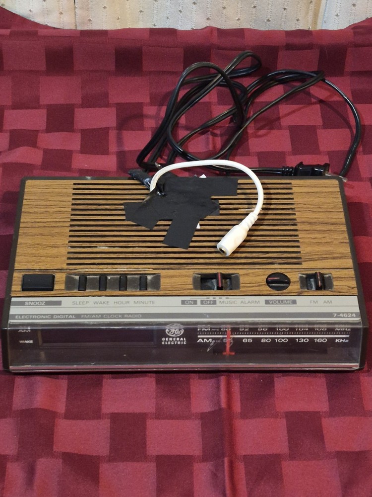Vintage GE Woodgrain AM/FM Digital Clock Radio Model 7-4624 – Powers On!