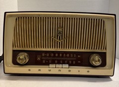 Grundig Majestic International Model: 87 USA Tube Radio Parts or Repair (D165)