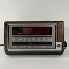 General Electric GE Vintage Alarm Clock AM/FM Radio Model 7-4601A with Woodgrain