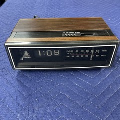 Vintage GE General Electric Clock Radio Walnut Grain Finish Model 7 4305C Retro