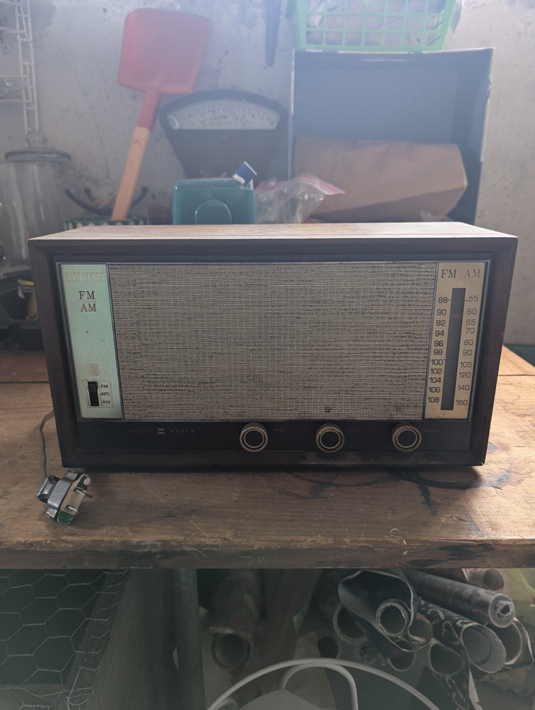 Zenith Vintage Solid State FM AM Long Distance Radio B922Z Wood Case