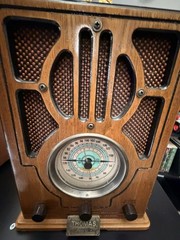 Thomas Museum Series AM/FM Wood Tabletop Radio with Analog Tuning Dial