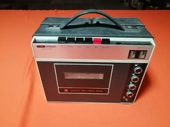 Vintage Radio cassete Hitachi *LevelMatic-Solid State* with detachable speakers