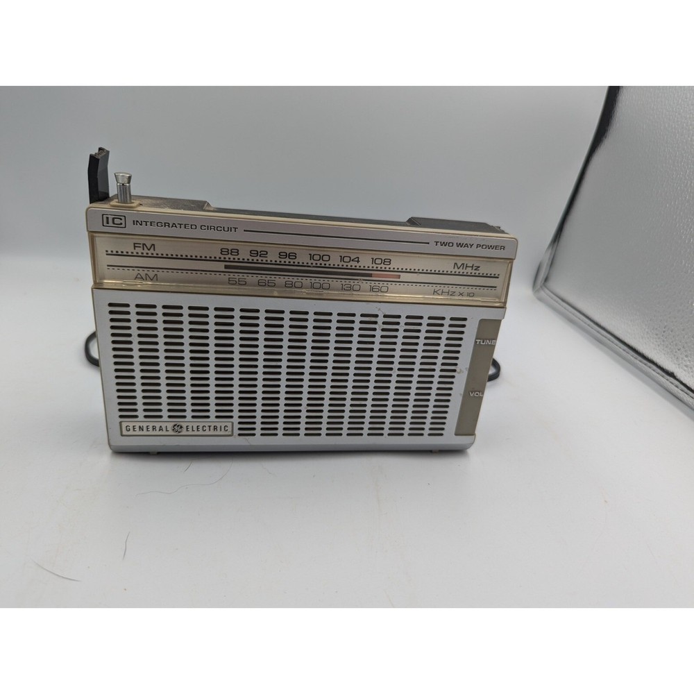 1980&rsquo;s General Electric GE 7.5&Prime; Integrated Circuit Radio 7-2650A Works Vintage