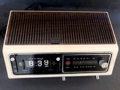 Vintage 1970&rsquo;s Zenith Model F462W2 Flip Clock AM/FM Radio Alarm Rare Model