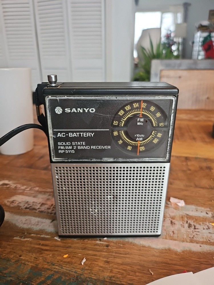 Vintage Sanyo RP 5115 FM/AM 2 Band Receiver AC Battery Solid State RP5115 WORKS