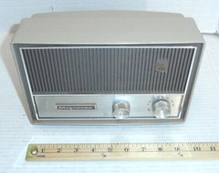 Vintage Magnavox Model: R002 Cabana Tube Plastic Radio 9.5(L)x7&Prime;(H) PLEASE READ