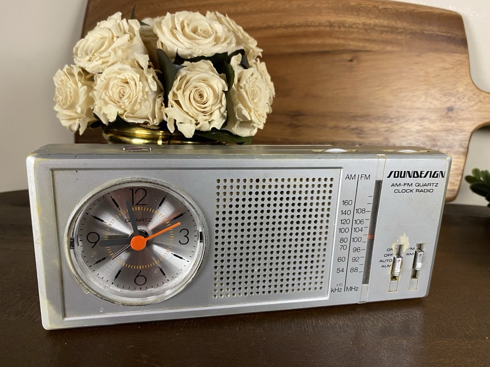 Soundesign 3011 AM/FM Portable Transistor Radio Analog Quartz Alarm Clock Silver