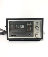 Vintage General Electric AM/FM Flip Clock Radio Model 7-4425B TESTED READ