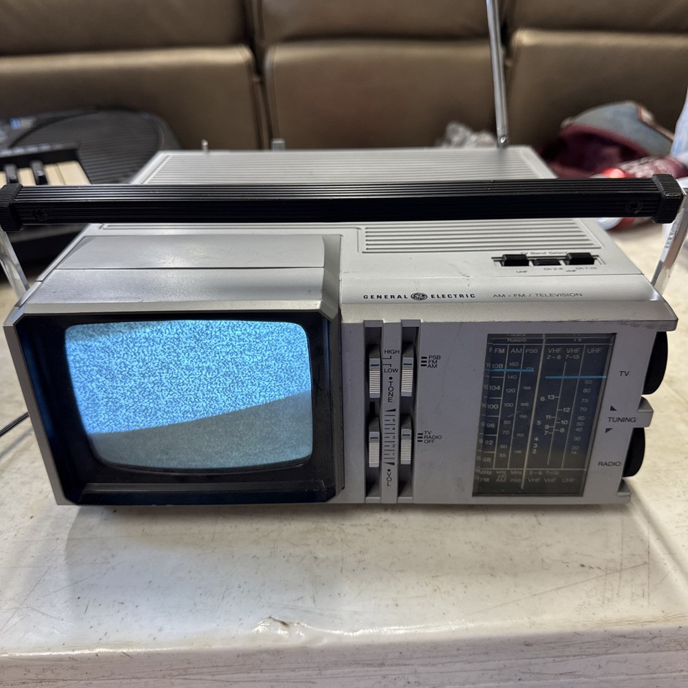 1983 GENERAL ELECTRIC AM-FM TELEVISION Model No.5XH-4222X Battery/Electric WORKS