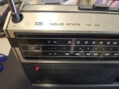 Hitachi KH-1038R ~ Solid State FM-AM All Transistor Radio ~ Works / Low Volume