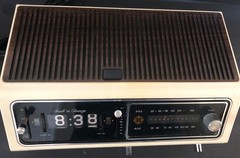 Vintage 1970&rsquo;s Zenith Model F462W2 Flip Clock AM/FM Radio Alarm Rare Model