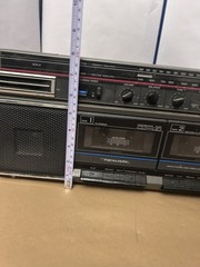 Realistic Model 14-799 AM / FM Radio With Cord and Battery Power double cassett
