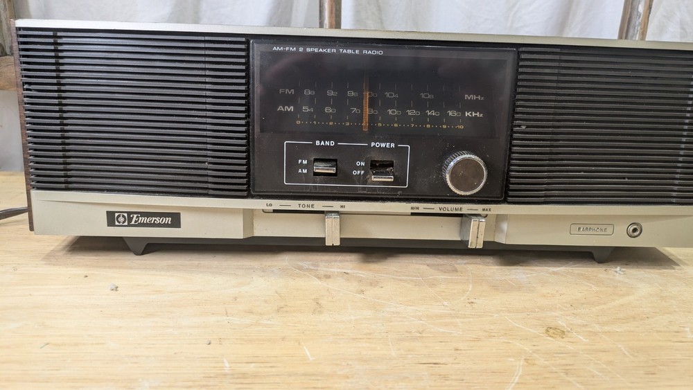 Vintage Emerson AM/FM Radio with Two Speakers: Model T5740