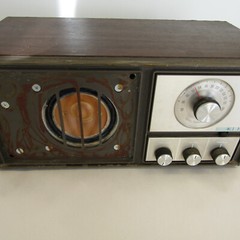 Vintage 1960&rsquo;s KLH Model Twenty One 21 FM Table Radio Wood Veneer Cabinet Works