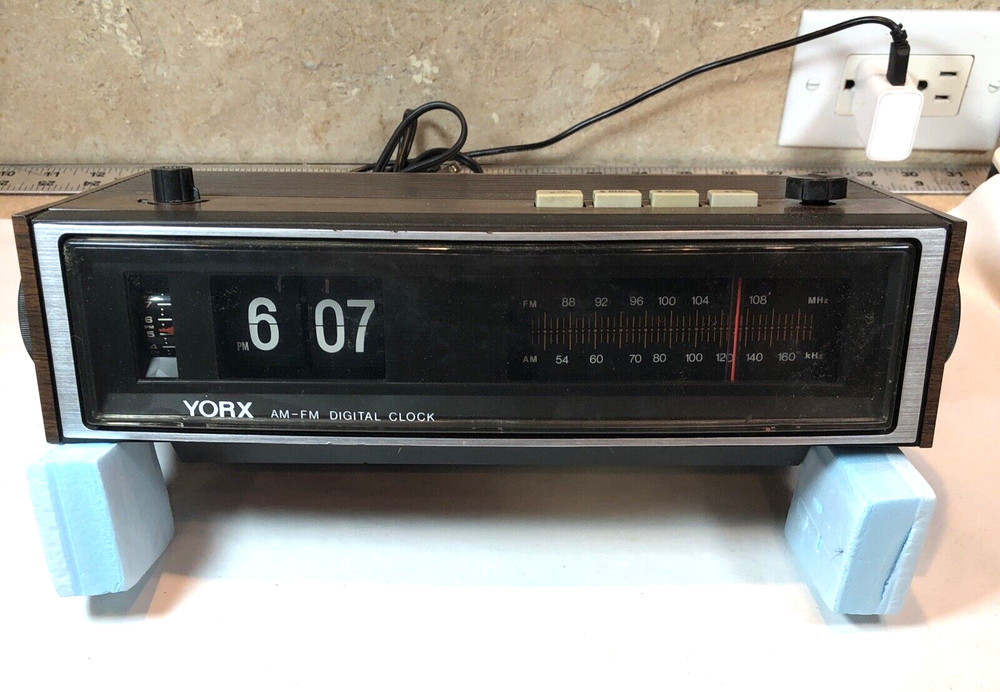 Yorx AM/FM Clock Radio – Flip Digits – Vintage Model No. R5007 – Tested/Works**