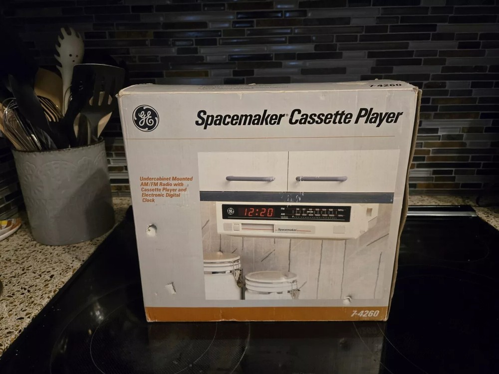 New Vintage GE Spacemaker Undercabinet AM/FM Clock Radio 7-4230 New In Box