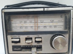 Vintage Lloyd&rsquo;s Solid State FM/AM Portable Radio Carrying Case A/C or Battery